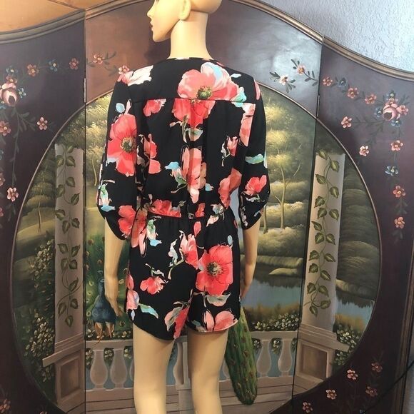 UK2LA Floral Short Romper Sz Small 3/4 Sleeve - Picture 2 of 4